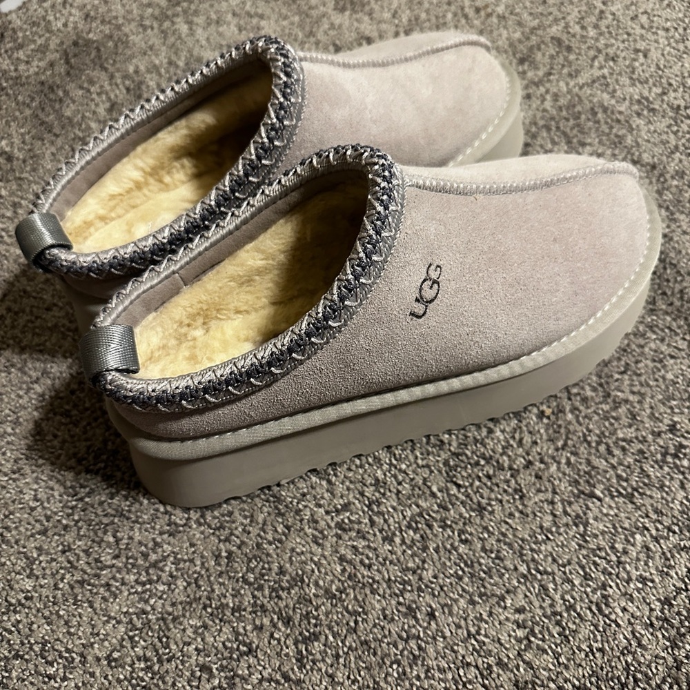 UGG Women's Slippers in Light Gray and Cream